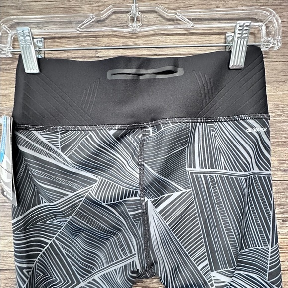 Champion Black Leggings with Form-Fitting Design and Elastic Waistband - Picture 4 of 8